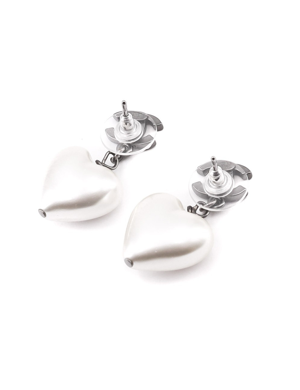 Boucles d'oreille clous CHANEL coeur CC