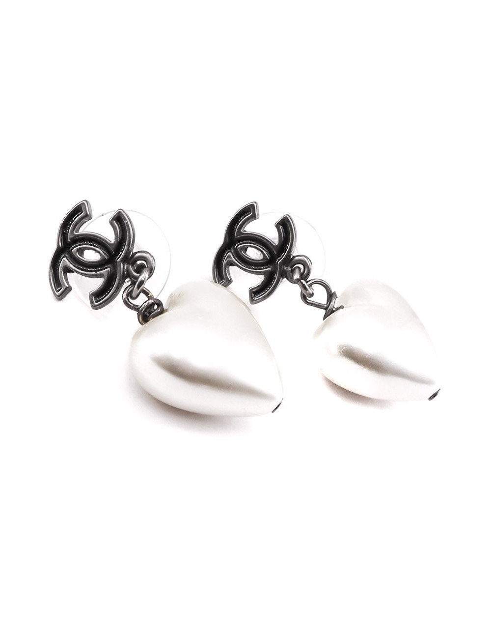 Boucles d'oreille clous CHANEL coeur CC