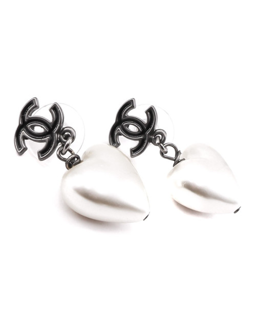 Boucles d'oreille clous CHANEL coeur CC