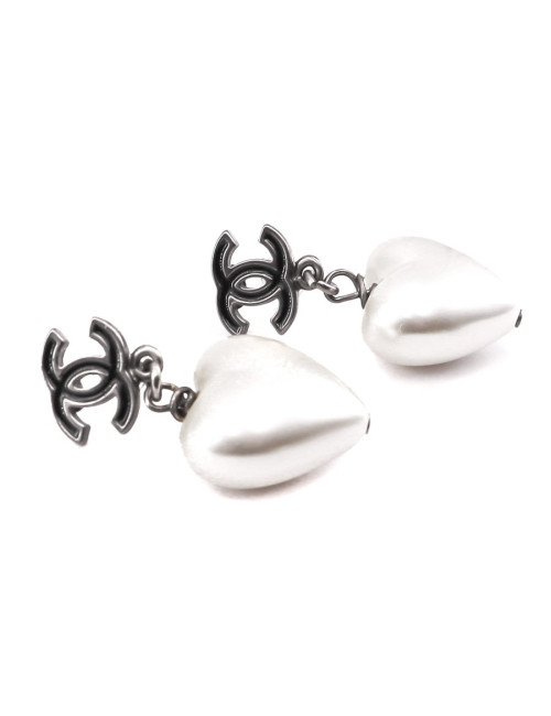 Boucles d'oreille clous CHANEL coeur CC