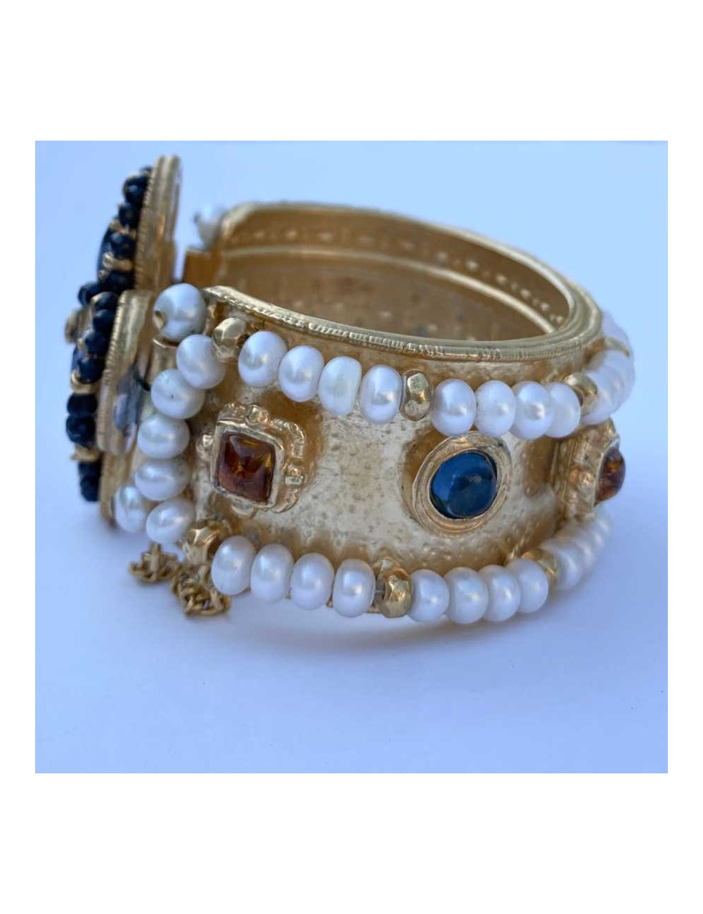 Manchette CHANEL métal doré et perles d'eau douce