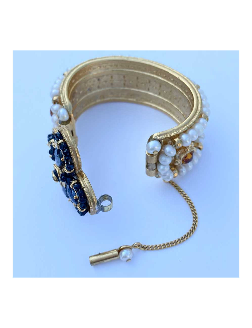 Manchette CHANEL métal doré et perles d'eau douce