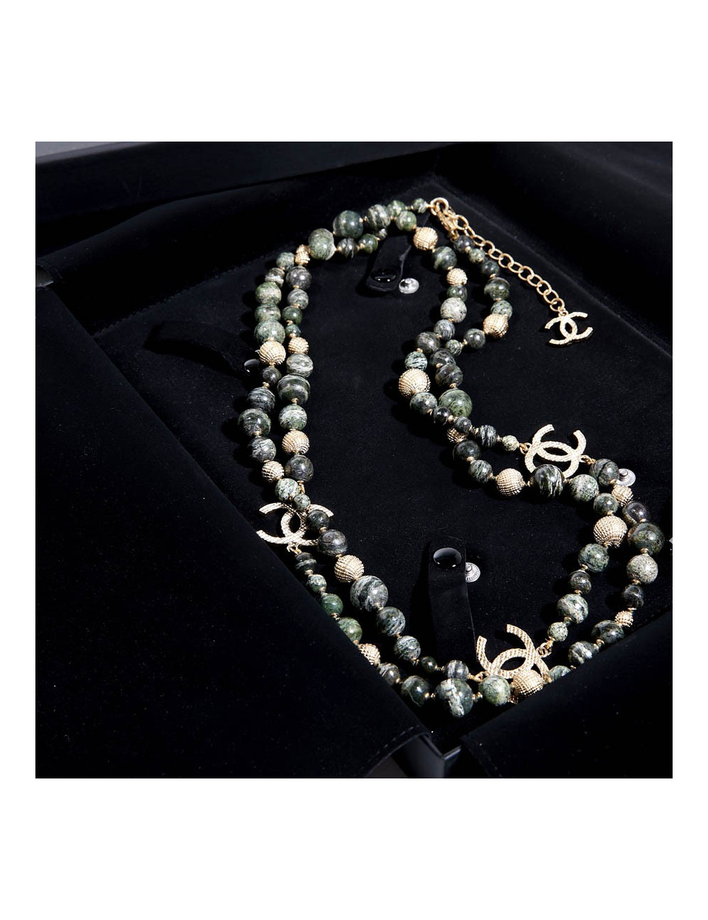 Sautoir CHANEL serti de perles en pierre 