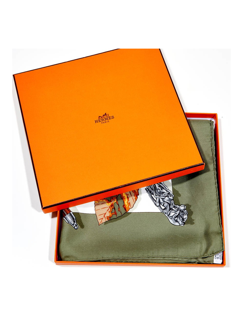 Carré Au plus dru HERMES soie 100%