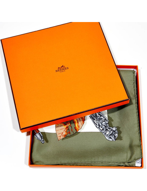 Carré Au plus dru HERMES soie 100%
