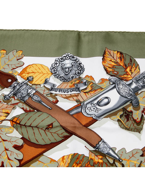 Carré Au plus dru HERMES soie 100%