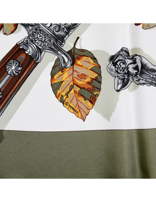 Carré Au plus dru HERMES soie 100%