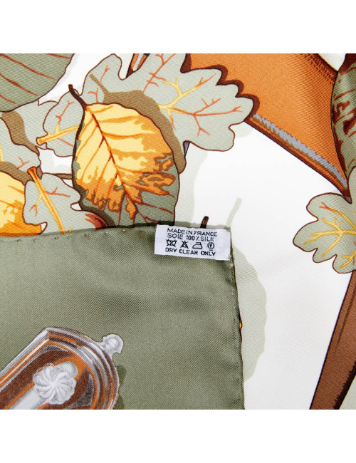 Carré Au plus dru HERMES soie 100%