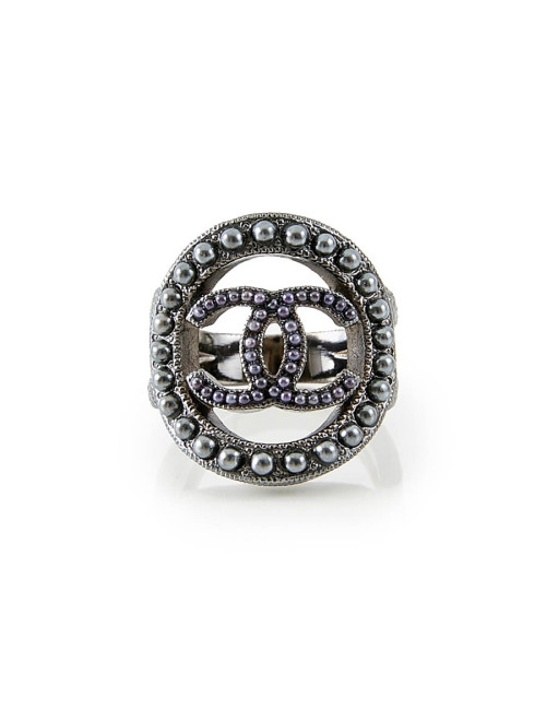 Bague CHANEL ovale perlée noire