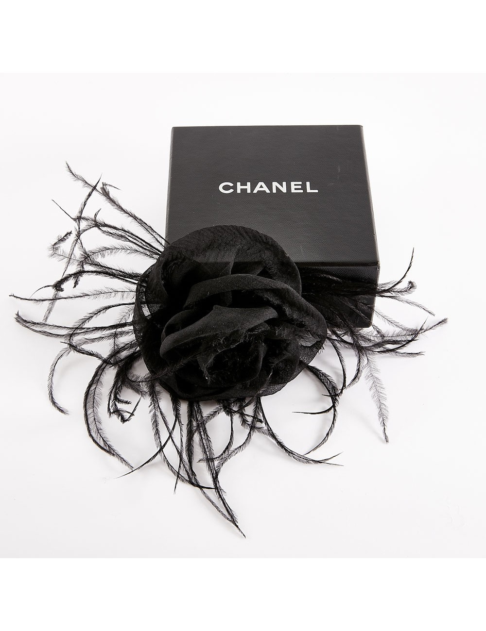 Broche CHANEL voile noire et plumes