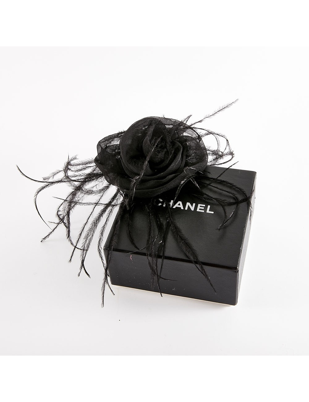 Broche CHANEL voile noire et plumes