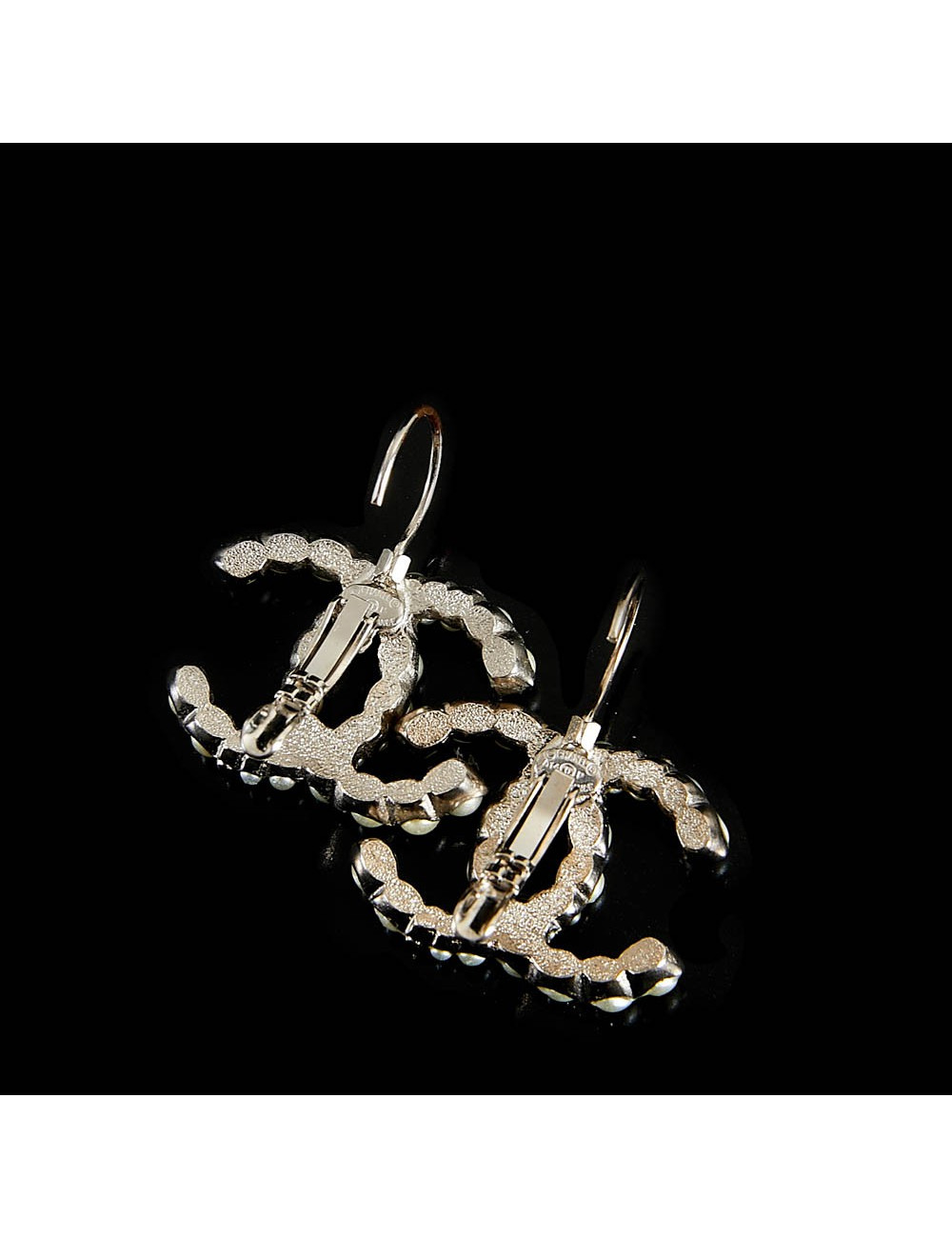 Larges clous CHANEL perles nacrées