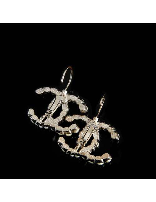 Larges clous CHANEL perles nacrées