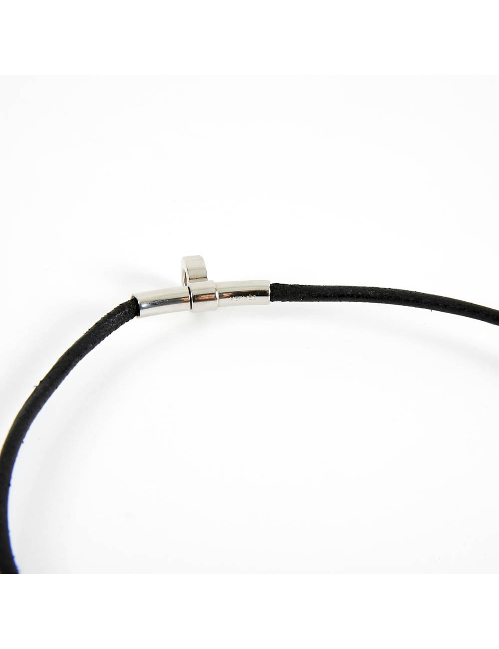 Luxe certifié. En stock. Collier HERMES cordon cuir noir