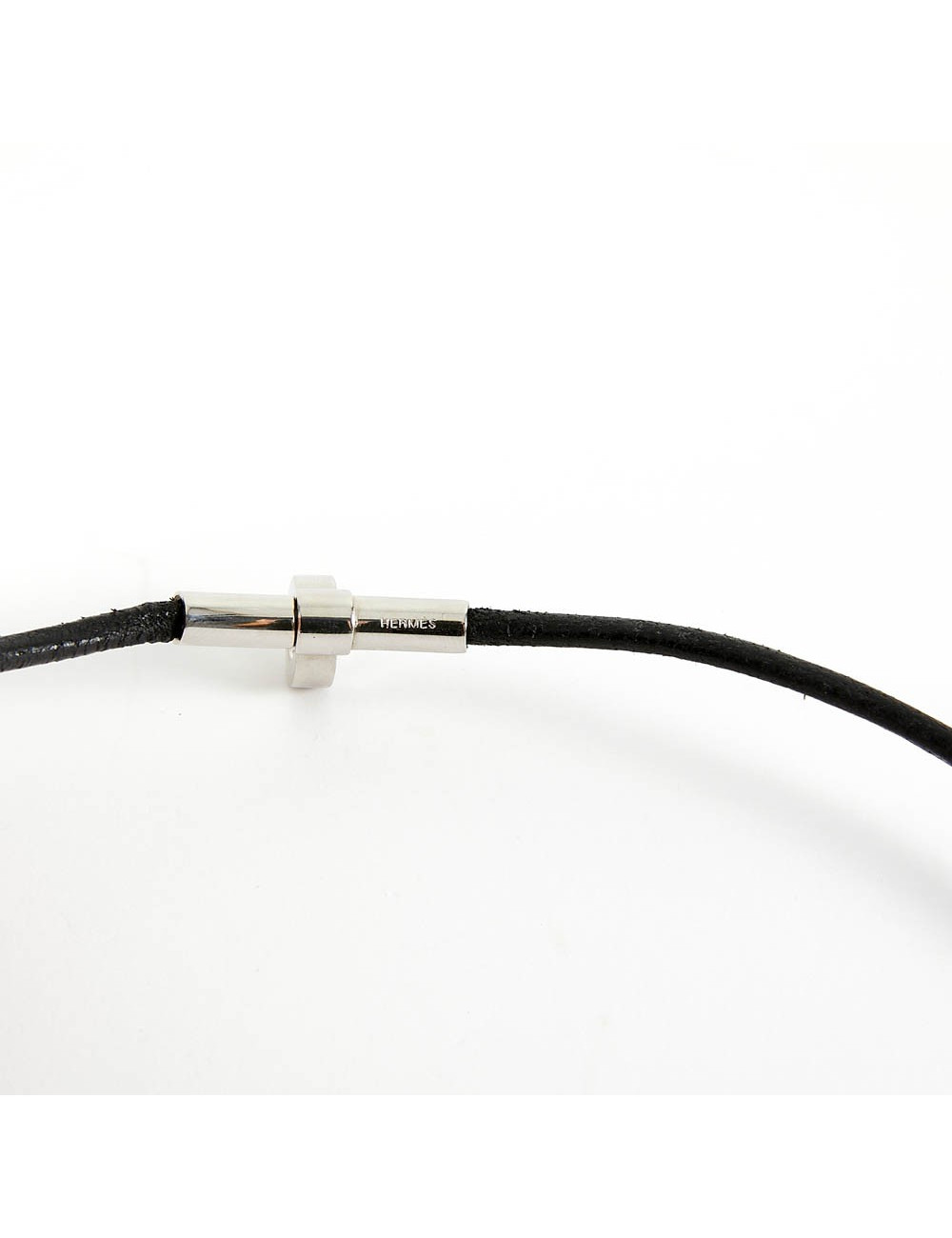Luxe certifié. En stock. Collier HERMES cordon cuir noir
