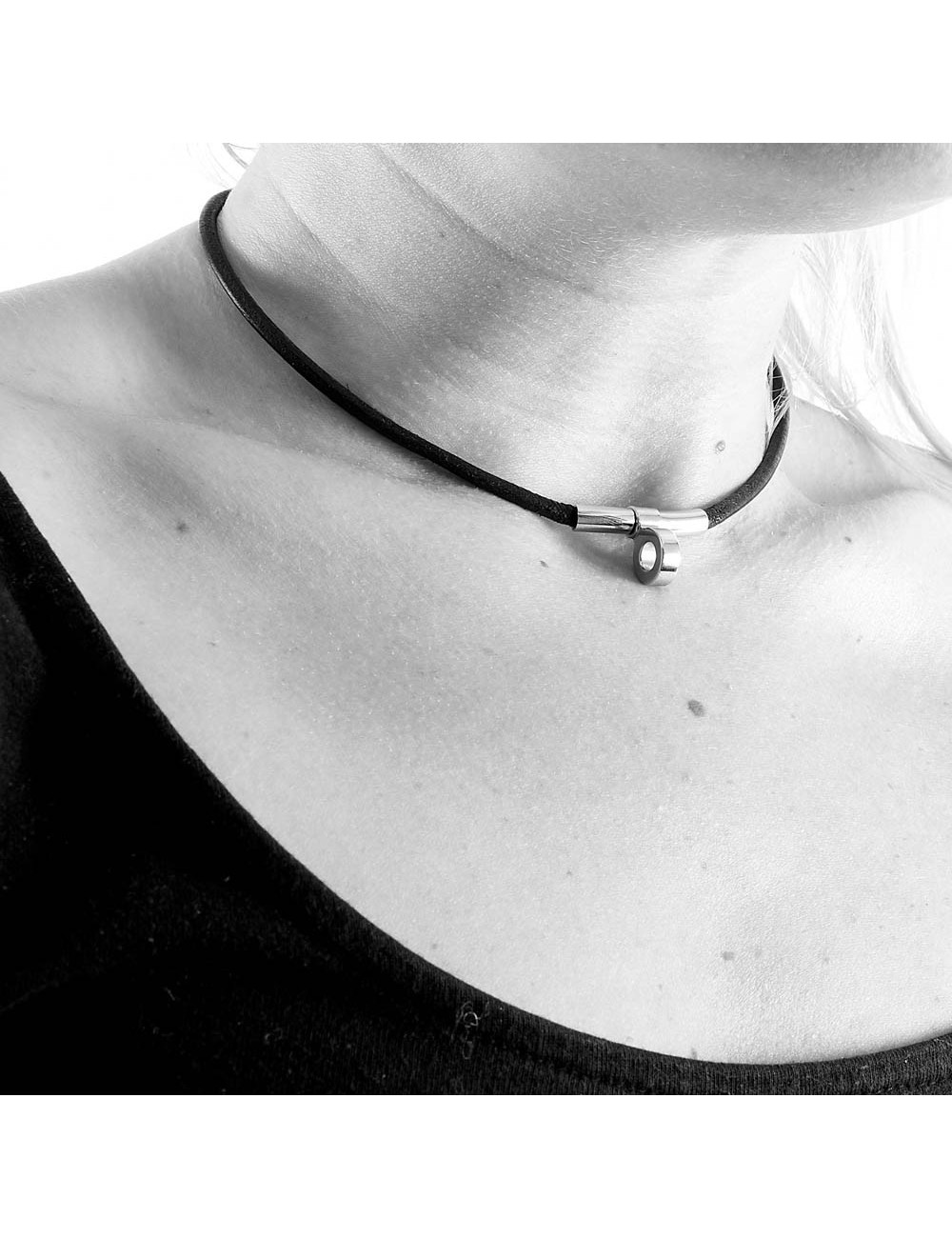 Luxe certifié. En stock. Collier HERMES cordon cuir noir