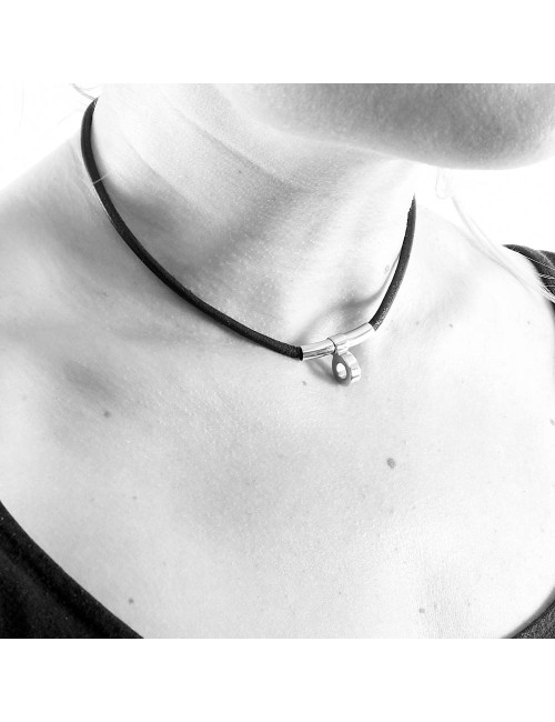 Luxe certifié. En stock. Collier HERMES cordon cuir noir