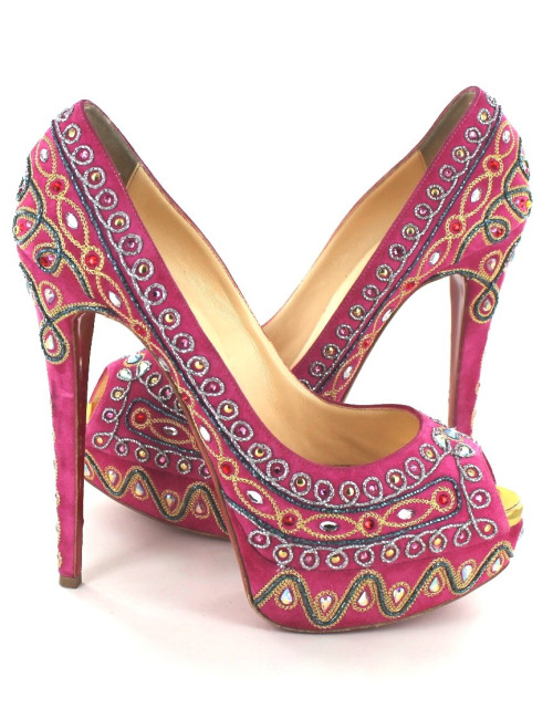 Escarpins CHRISTIAN LOUBOUTIN en veau velours rose avec broderies