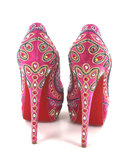 Escarpins CHRISTIAN LOUBOUTIN en veau velours rose avec broderies