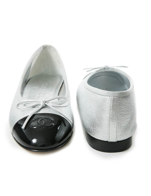 Ballerines T38.5 CHANEL Bicolores argent noir