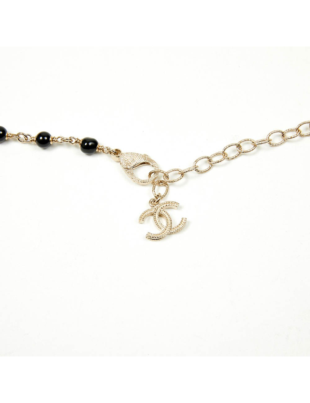 Sautoir CHANEL chaîne dorée et perles noires
