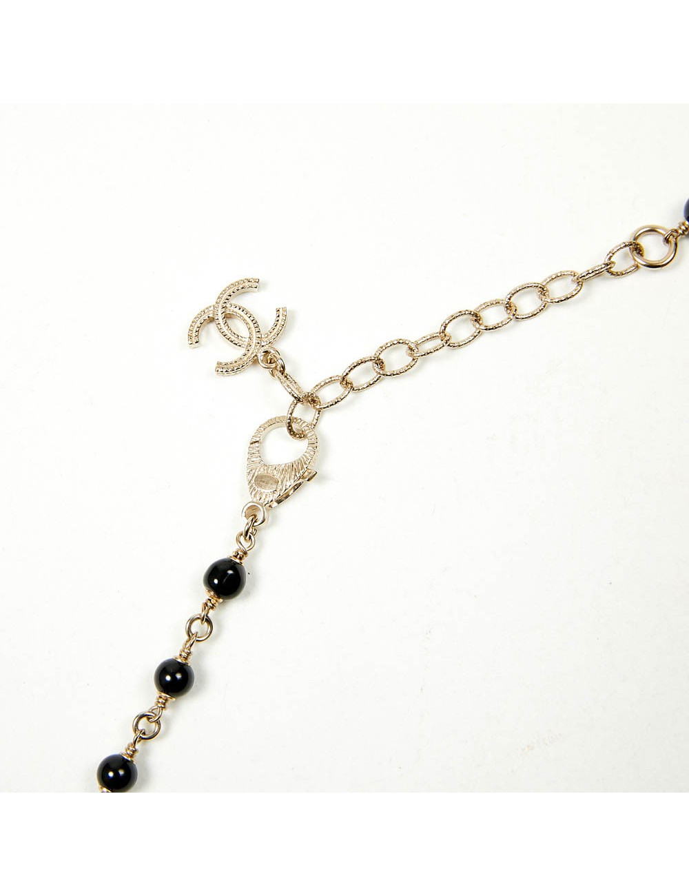 Sautoir CHANEL chaîne dorée et perles noires