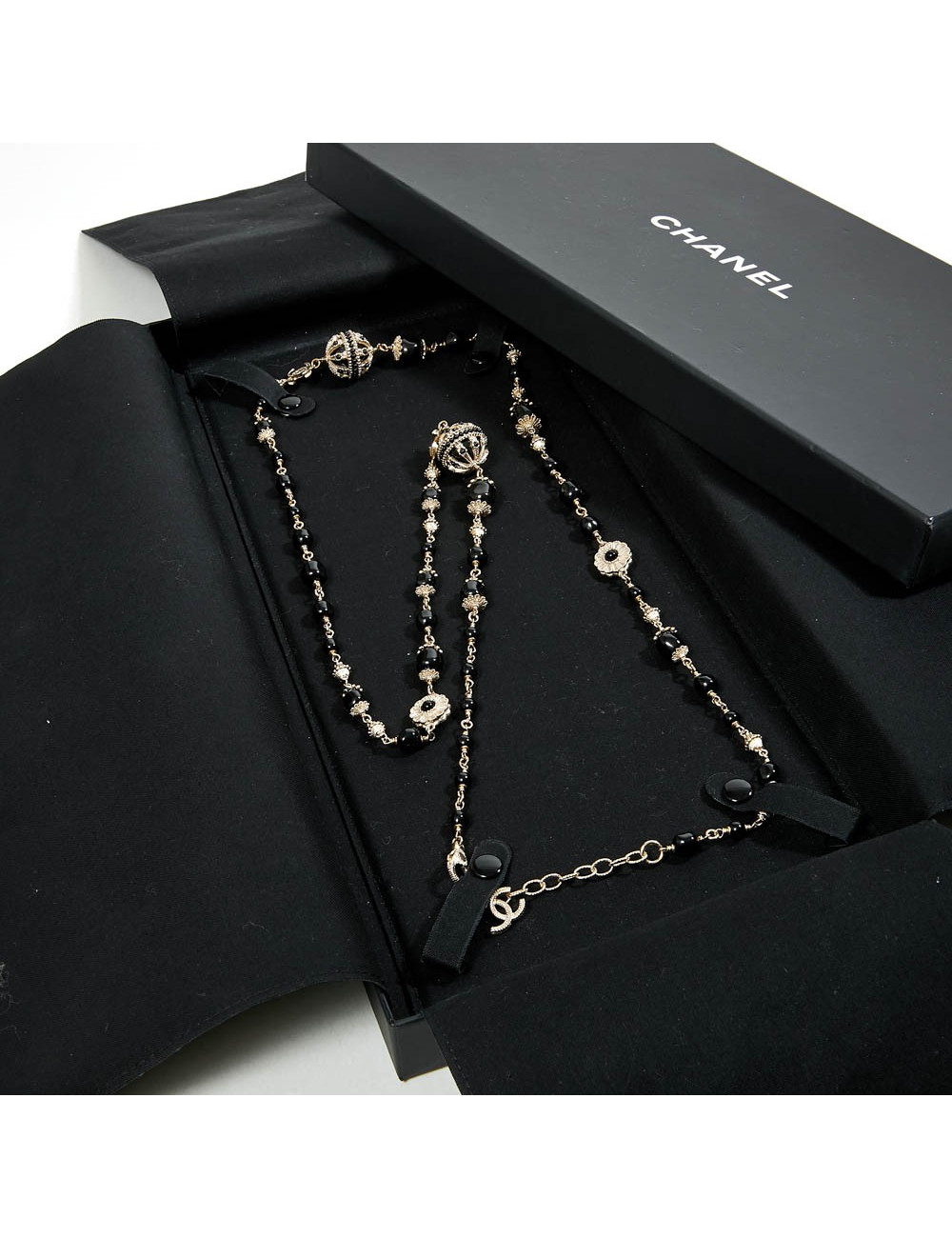 Sautoir CHANEL chaîne dorée et perles noires