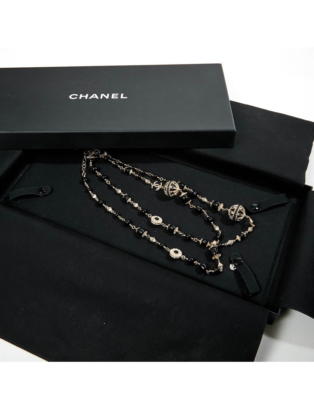 Sautoir CHANEL chaîne dorée et perles noires