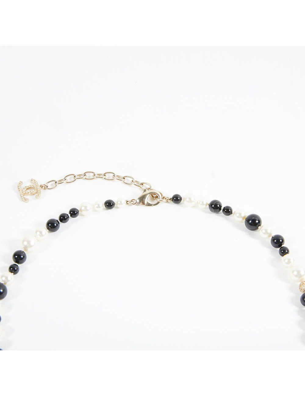 Sautoir CHANEL perles nacrées perles noires