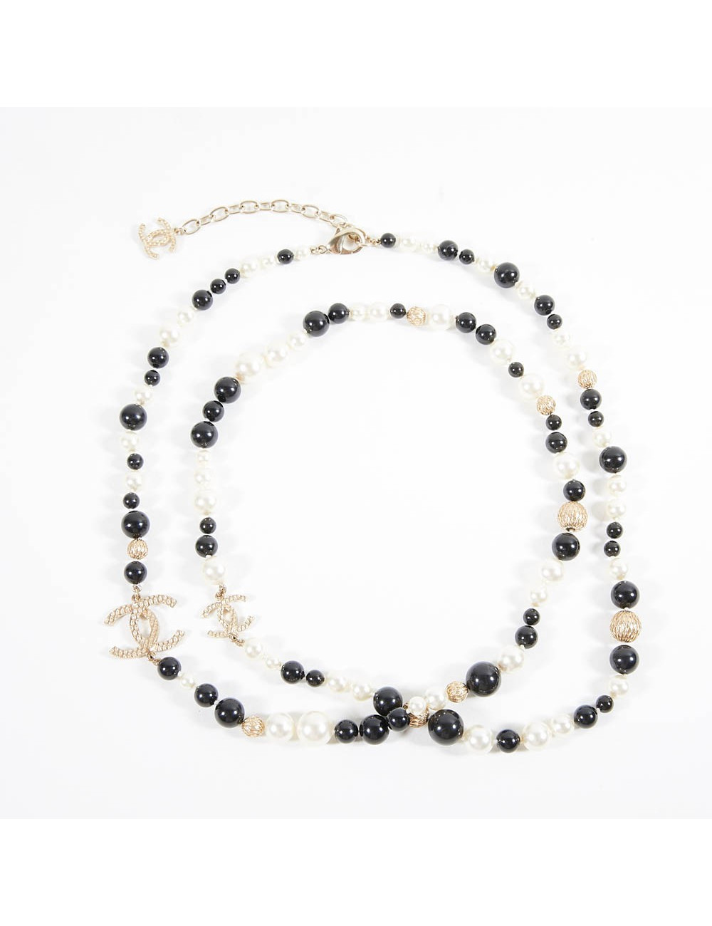 Sautoir CHANEL perles nacrées perles noires