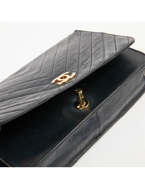 Vintage Chanel flap bag in navy blue leather