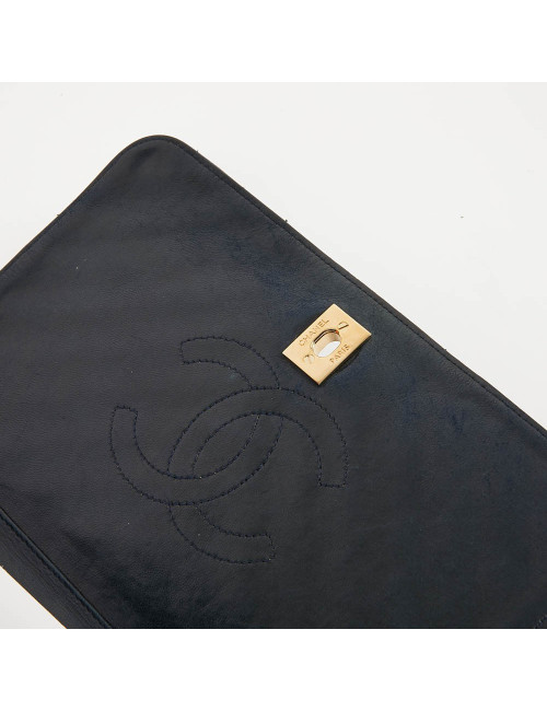 Vintage Chanel flap bag in navy blue leather