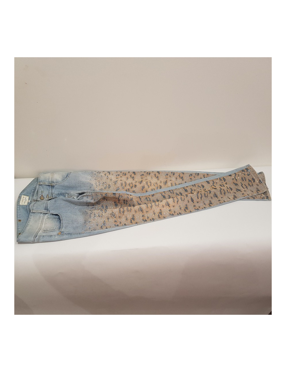 Jean MET bleu ciel à strass dorés et noirs