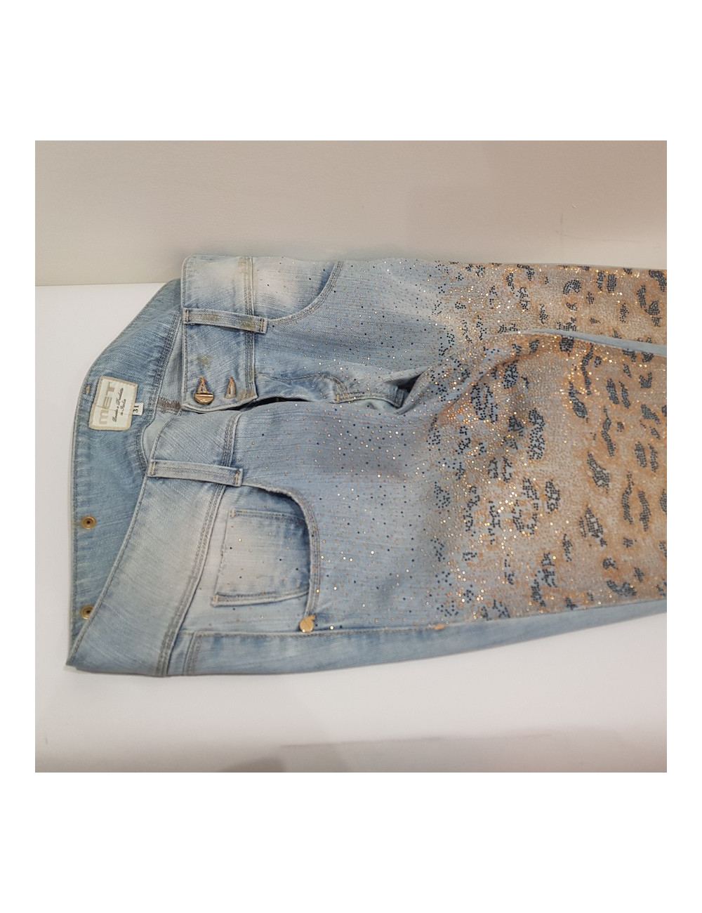 Jean MET bleu ciel à strass dorés et noirs