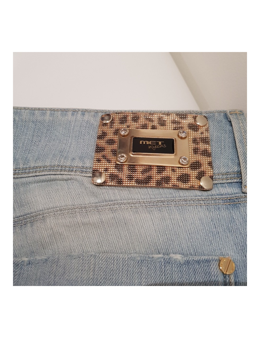 Jean MET bleu ciel à strass dorés et noirs