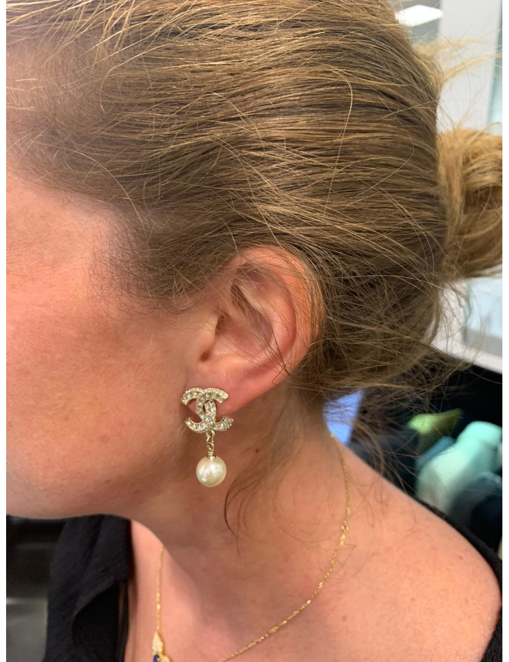 Boucles d'oreille CHANEL perles en verre et strass