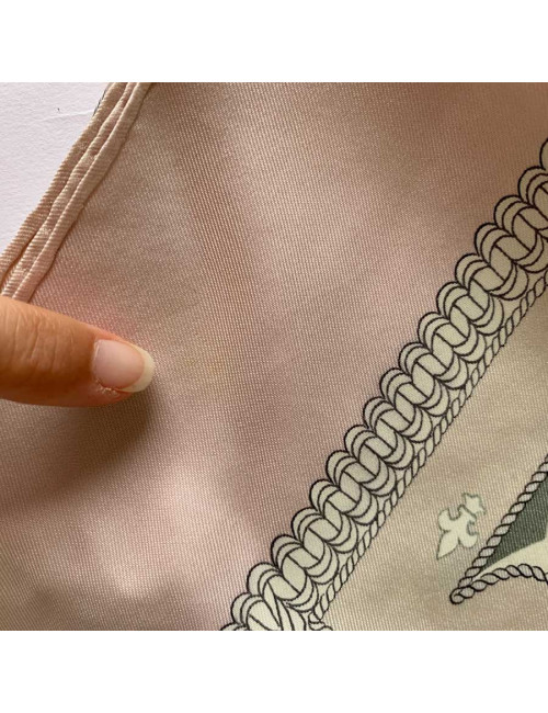 Carré HERMES  Selles à housse soie 100%