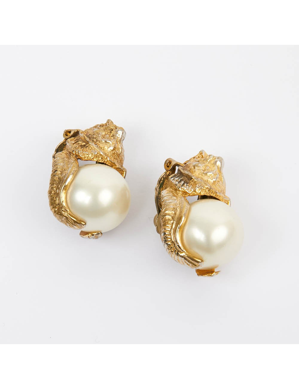 Boucles d'oreille couture CHANEL tête de lion 