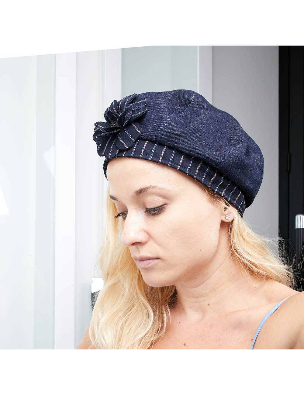 Béret CHANEL T 57 denim et camélia rayé