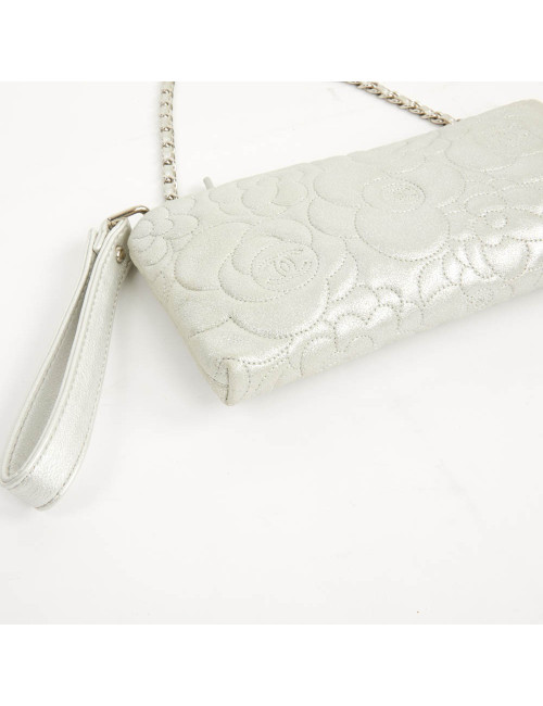 Pochette CHANEL cuir camélias argent