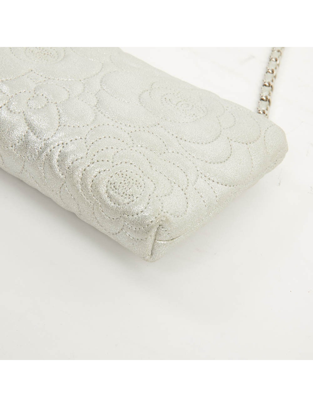 Pochette CHANEL cuir camélias argent
