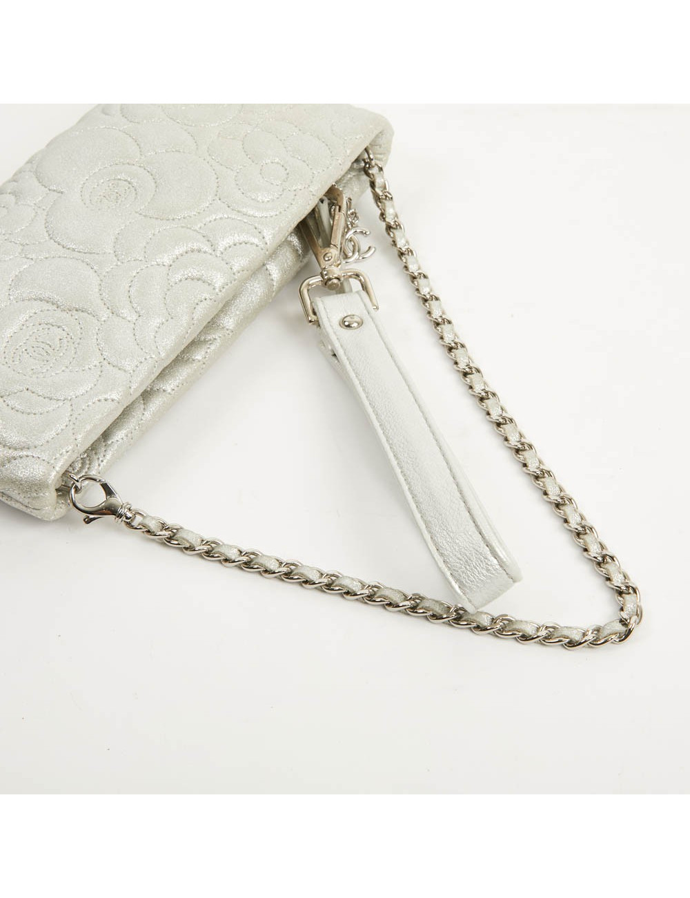 Pochette CHANEL cuir camélias argent