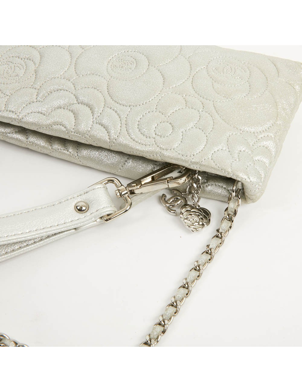 Pochette CHANEL cuir camélias argent