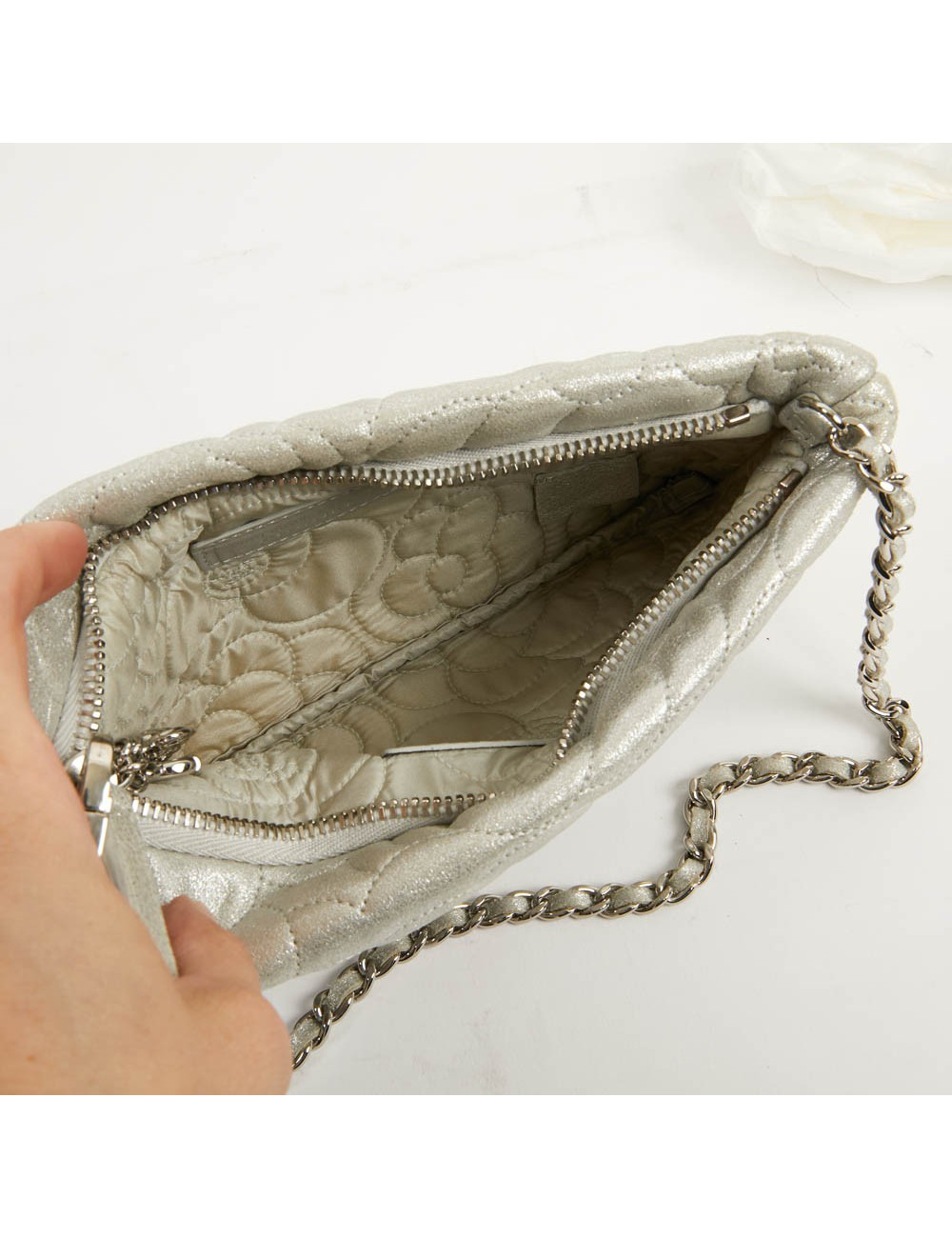 Pochette CHANEL cuir camélias argent