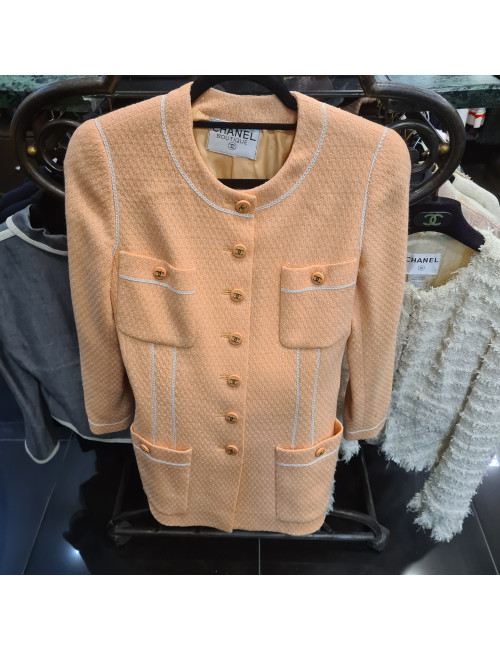 Veste CHANEL corail et gansée de blanc