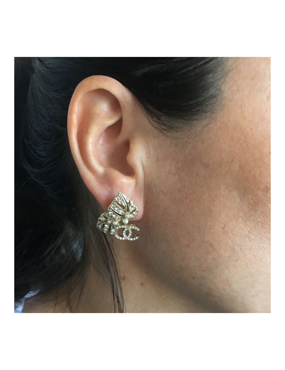 Boucles d'oreille clous CHANEL en métal doré serties de strass et petites perles nacrées