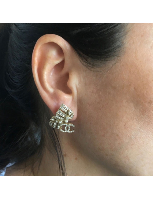Boucles d'oreille clous CHANEL en métal doré serties de strass et petites perles nacrées