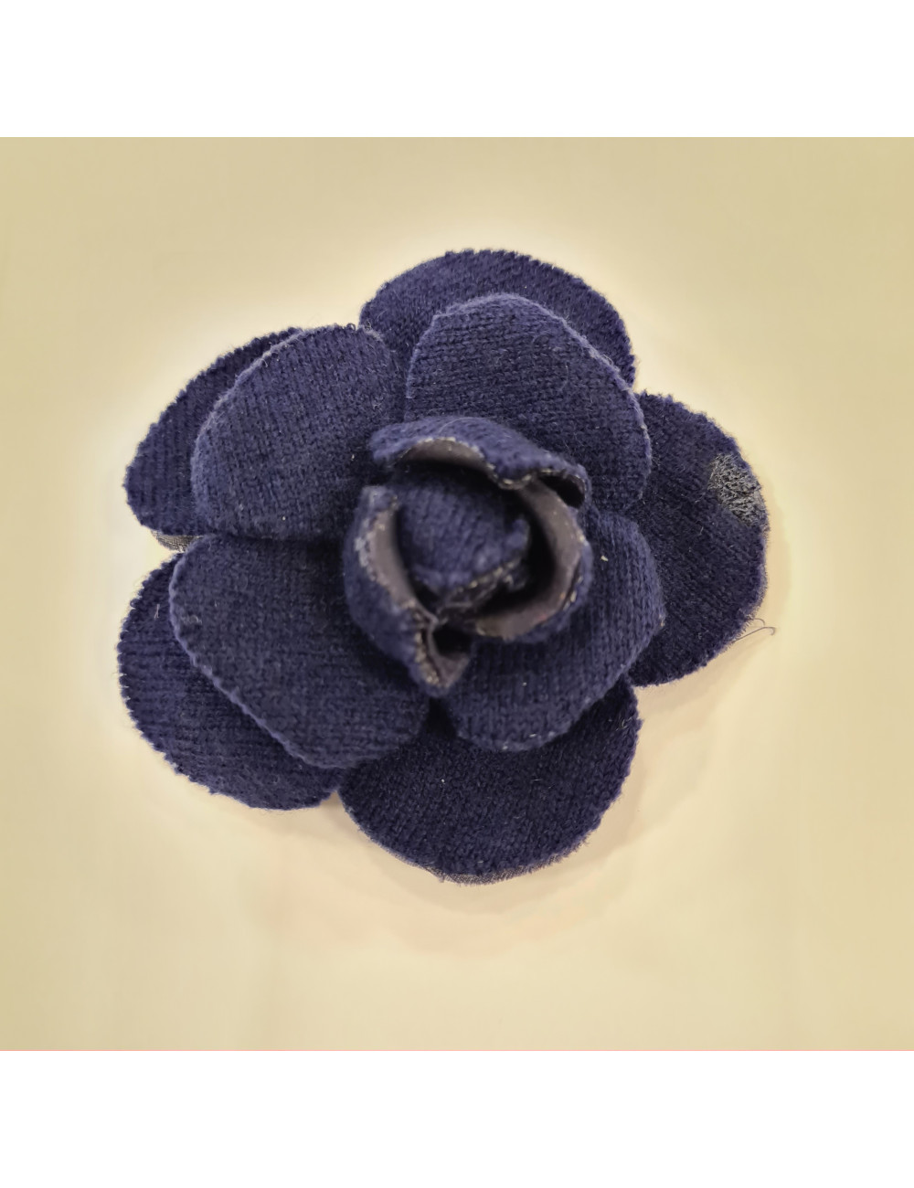 Broche CHANEL camélia en tissu bleu