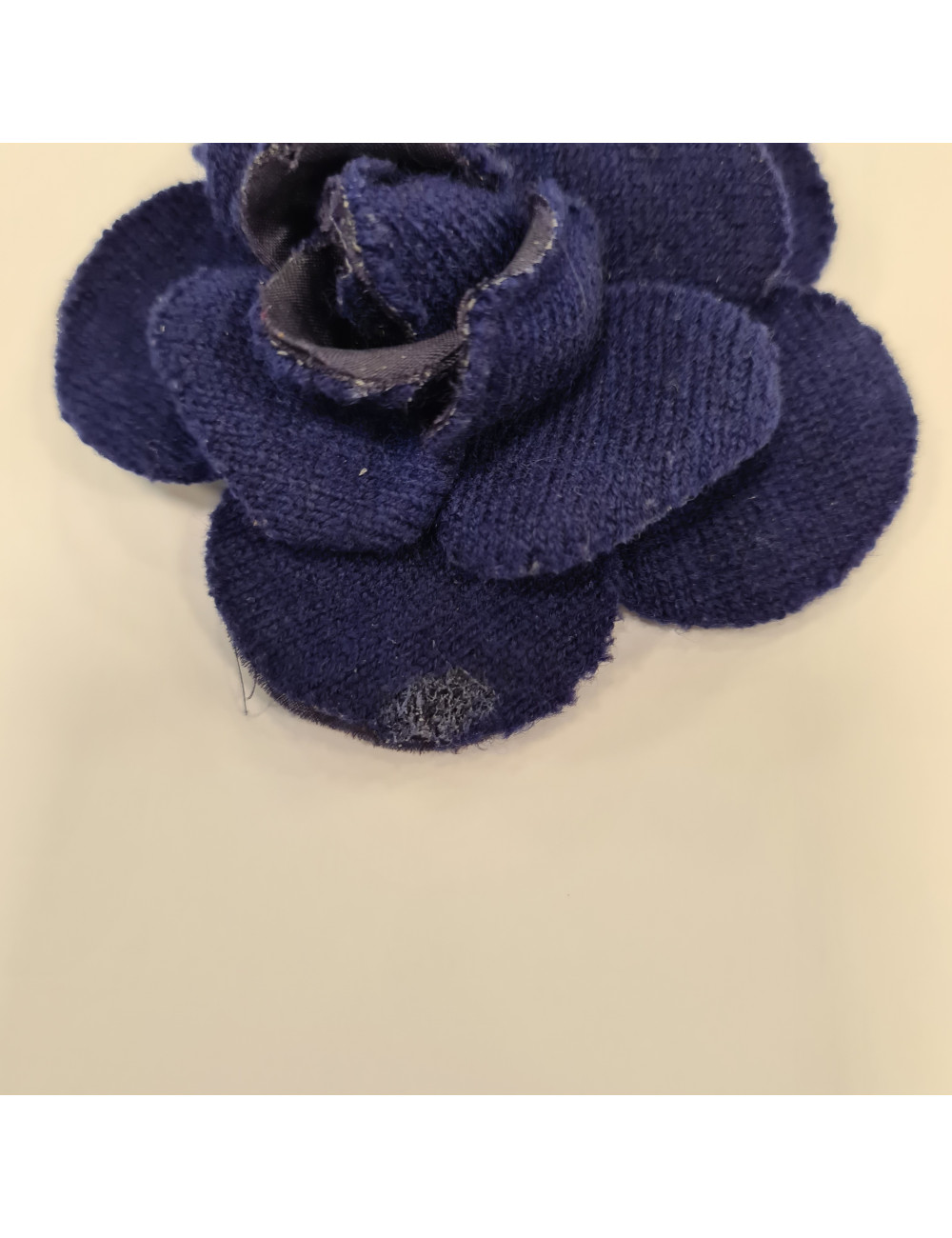 Broche CHANEL camélia en tissu bleu