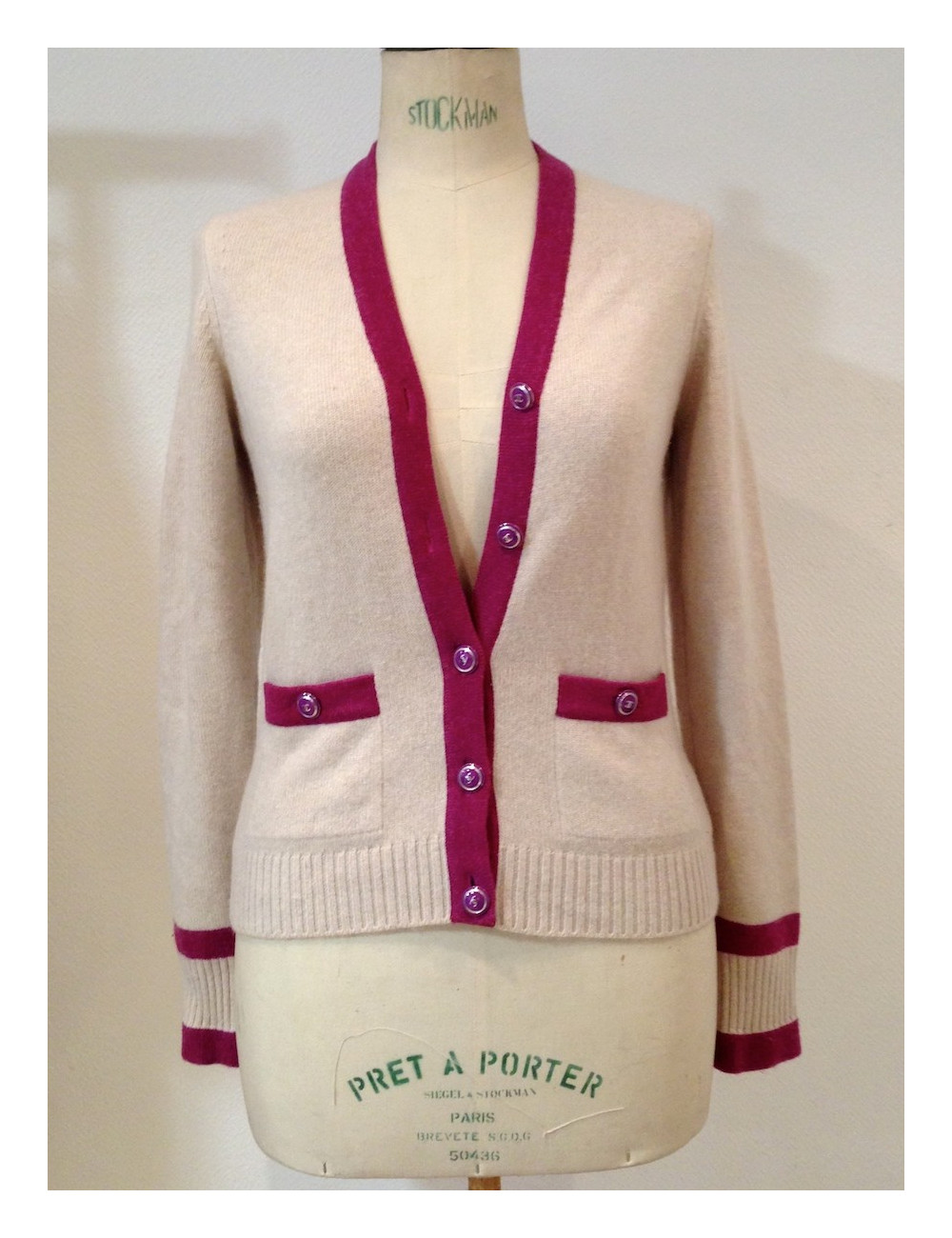 Gilet CHANEL en maille de cachemire blanc cassé T36